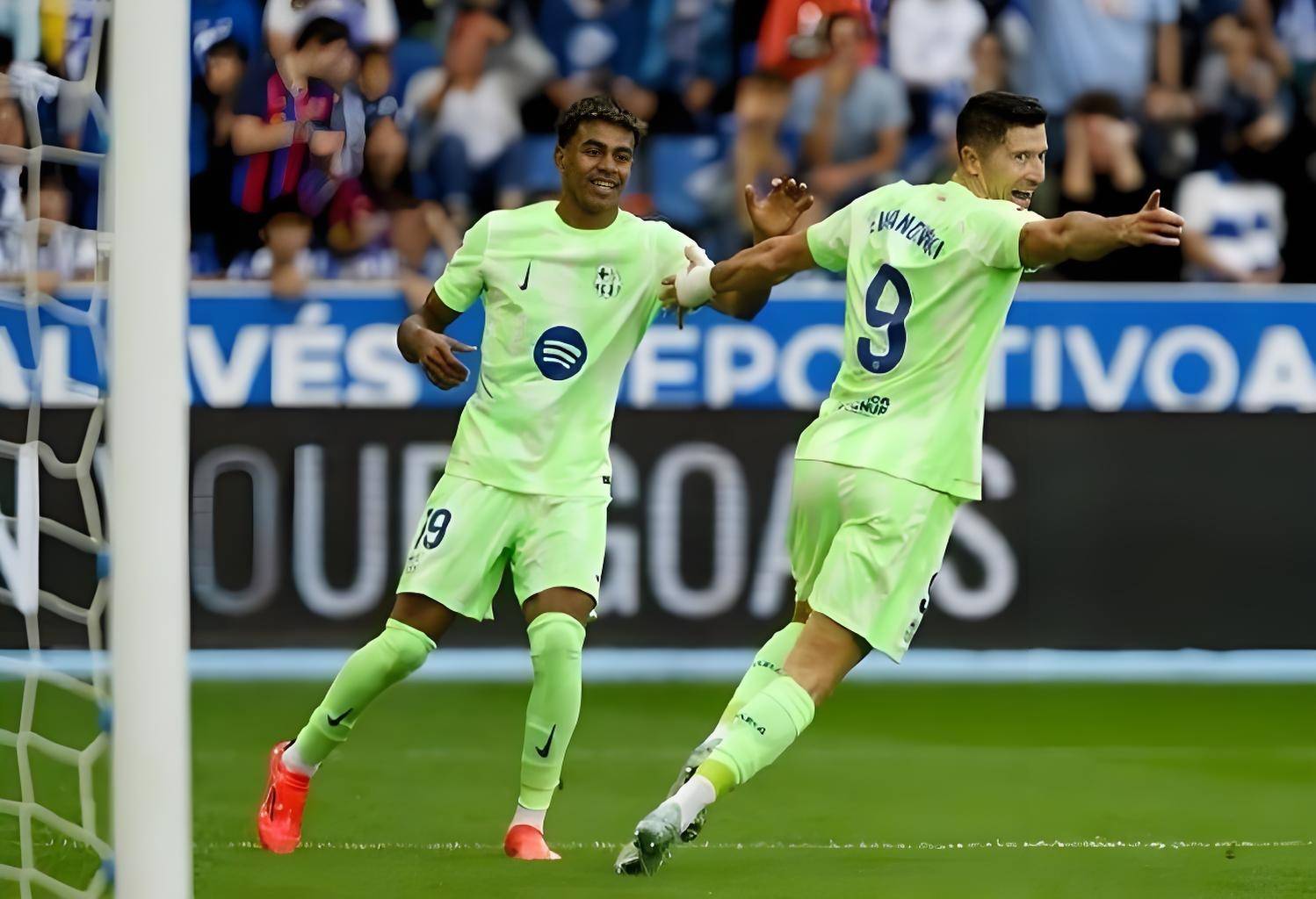 皇马绝杀伊斯坦布尔巴萨,锁定世界足球联赛八强席位的简单介绍 皇马绝杀伊斯坦布尔巴萨,锁定世界足球联赛八强席位的简单介绍