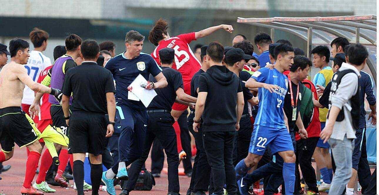 国内激烈足球比拼，场面火爆紧张