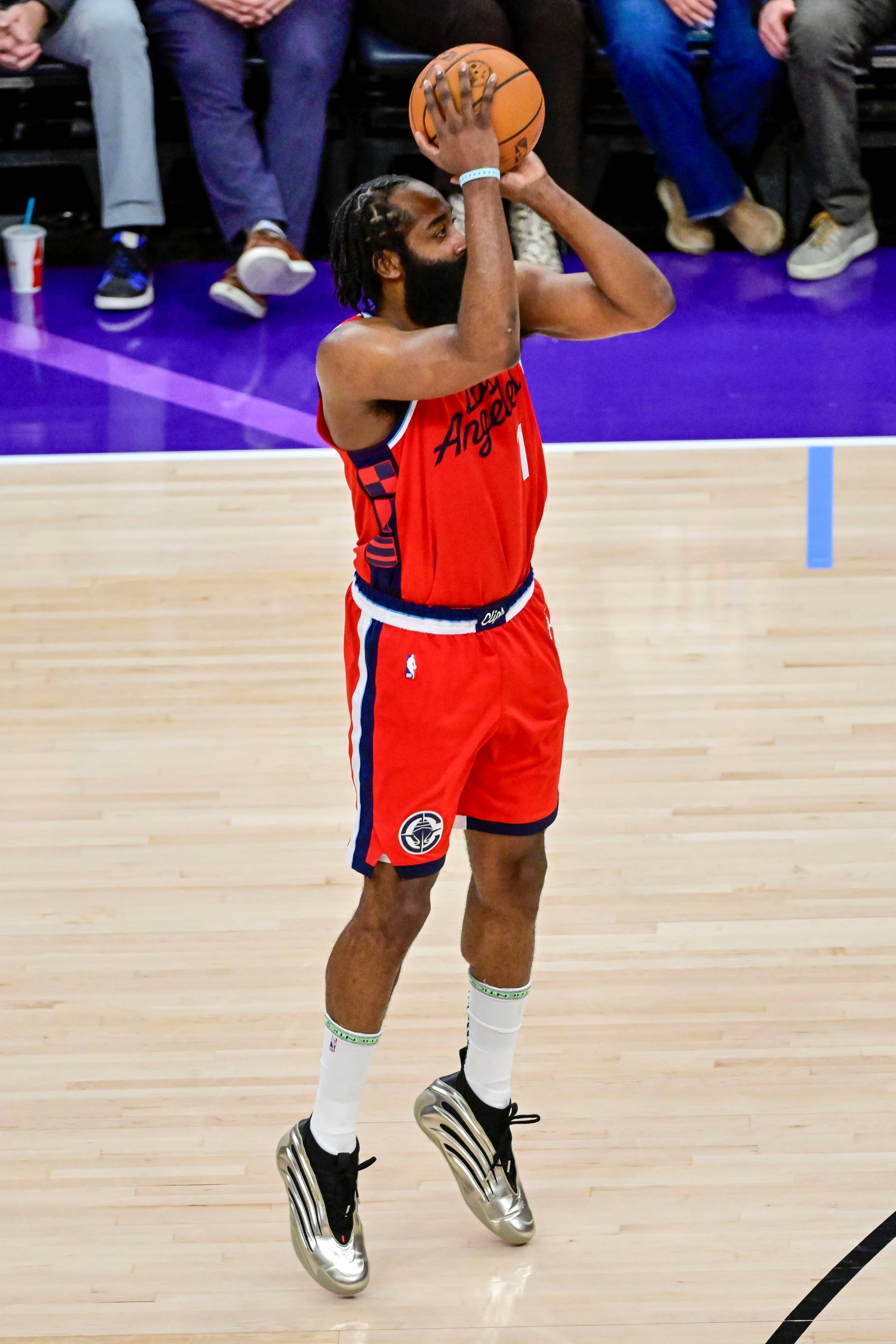 洛杉矶男篮在国内联赛上演精彩对决